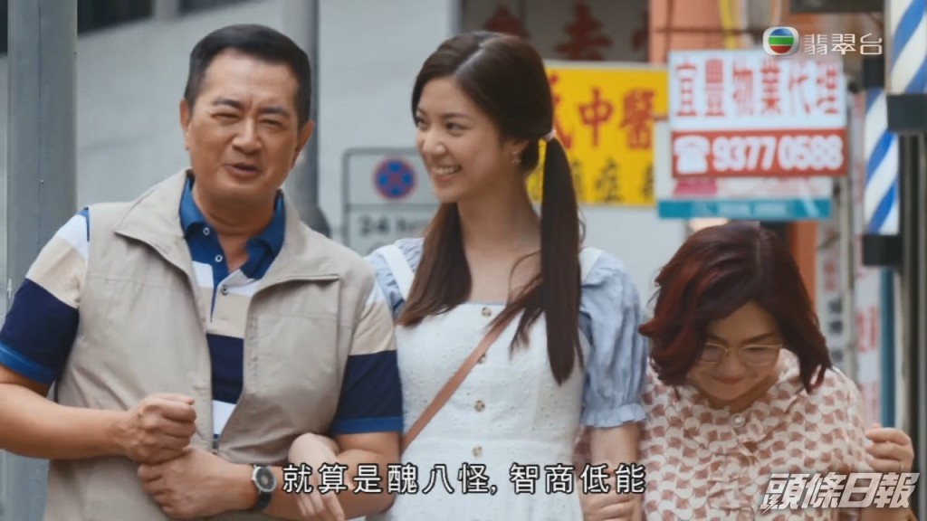 鄧梓峰近日於TVB台慶劇《美麗戰場》中飾演陳曉華父親、麥玲玲丈夫。